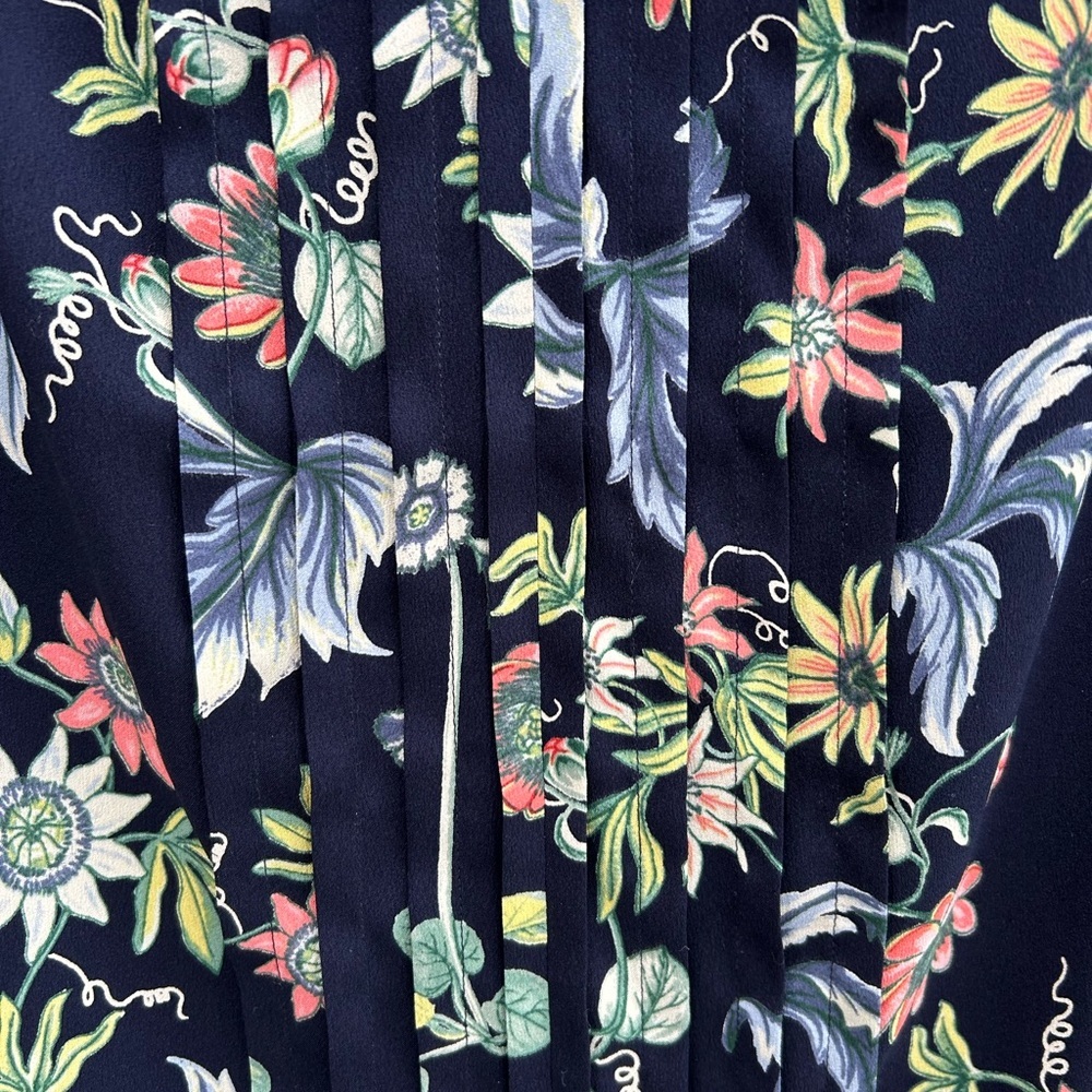 Ann Taylor Navy Blue Floral Short Flutter Sleeve Blouse, size M - Picture 5 of 8